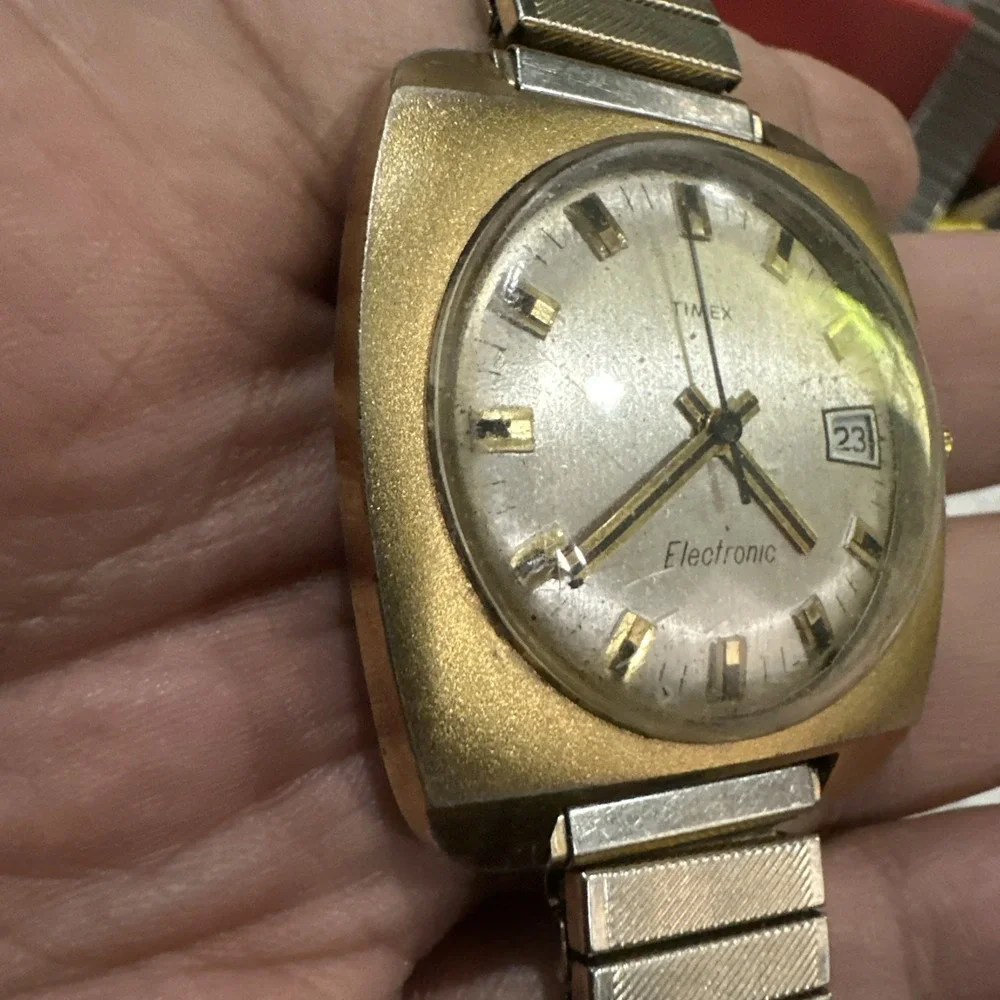 Works Vintage Timex Electronic TV Box 37mm Quartz Gold Tone Mens Watch Fit 8in